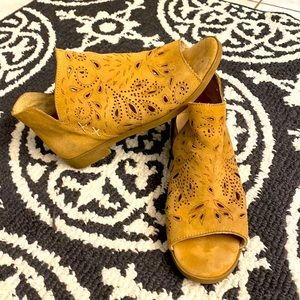 Women’s eyelet sandals size 7